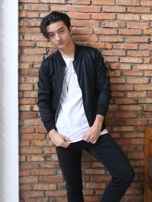 Seperti foto ini. Bryan hanya memadukan kaos putih polos dengan jaket hitam dan jeans senada pun, pesona dari kakak Megan Domani ini memang sukses bikin baper. (Liputan6.com/IG/@bryandomani_bd_)