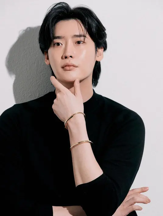Terbaru, Lee Jong Suk mengenakan perhiasan genderless dari Tiffany & Co. [instagram/jongsuk0206]