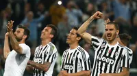 Selebrasi para pemain Juventus seusai menaklukkan Lazio 3-0 di Juventus Stadium, Kamis (21/4/2016) dinihari. (MARCO BERTORELLO / AFP)