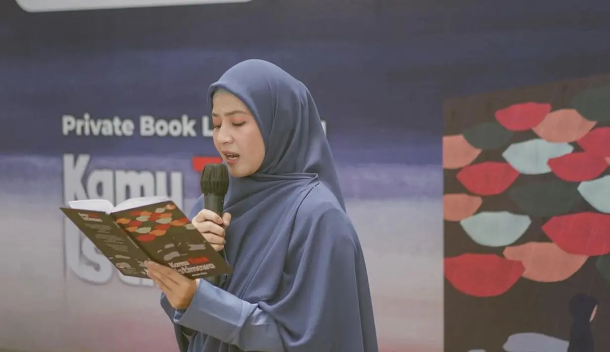 Namun, video launching buku Kamu Tidak Istimewa tersebut ternyata diunggah ulang oleh Desta. Bahkan ia menandai akun Natasha Rizky dan mempromosikan buku baru mantan istrinya itu. (Liputan6.com/IG/@natasharizkynew)