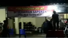 Hampir seluruh penumpang terlempar keluar perahu dan dua orang diantaranya ditemukan tewas.