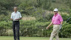 Presiden AS Barack Obama dan PM Malaysia, Najib Razak saat main golf di Hawaii, Rabu (24/12/2014). (AFP PHOTO/Nicholas KAMM)
