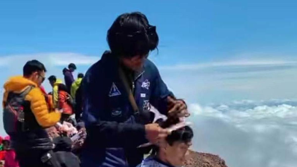 Viral Barber Buka Pangkas Rambut di Gunung Kerinci, Bakal Berlanjut di Gunung Tertinggi Lainnya