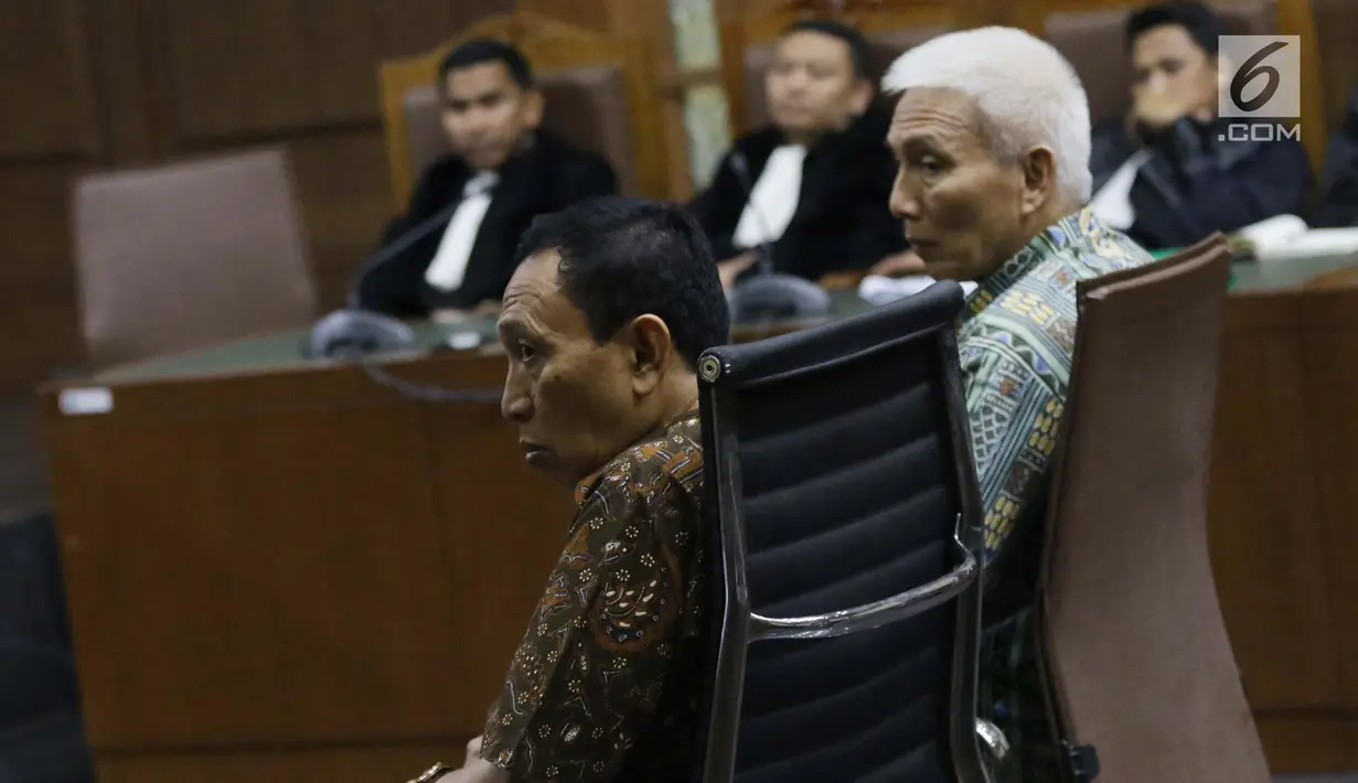 Terdakwa suap dana hibah Kemenpora ke KONI yang juga Sekjen KONI Ending Fuad Hamidy (kiri) dan Bendahara KONI Johnny E Awuy saat menjalani sidang pembacaan tuntutan di Pengadilan Tipikor, Jakarta, Kamis (9/5/2019). Ending dituntut 4 tahun dan Johnny 2 tahun penjara. (Liputan6.com/Helmi Fithriansyah)