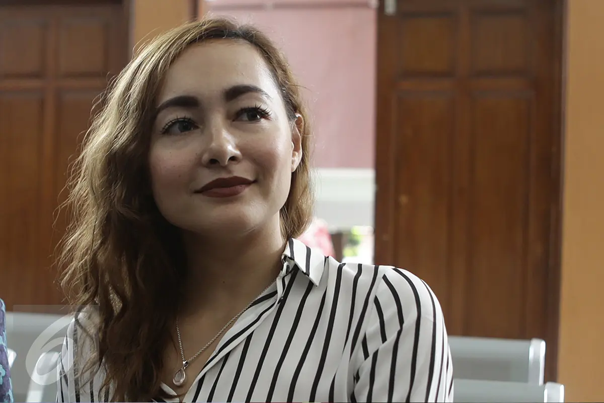 20160407-Ketegaran Dewi Rezer Hadapi Sidang Cerai Perdana-Jakarta