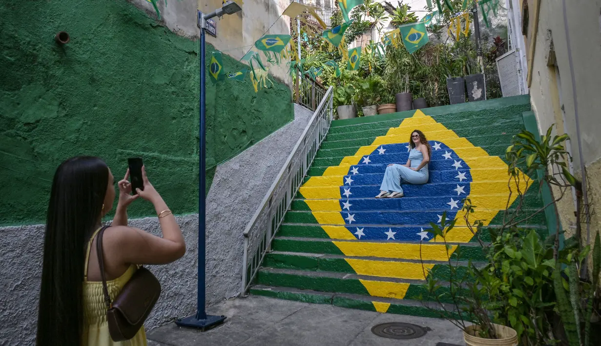 Mereka mengecat jalanan hingga tembok-tembok sebagai dukungan untuk skuad Selecao di pesta sepak bola dunia tersebut. (AFP/Nelson Almeida)