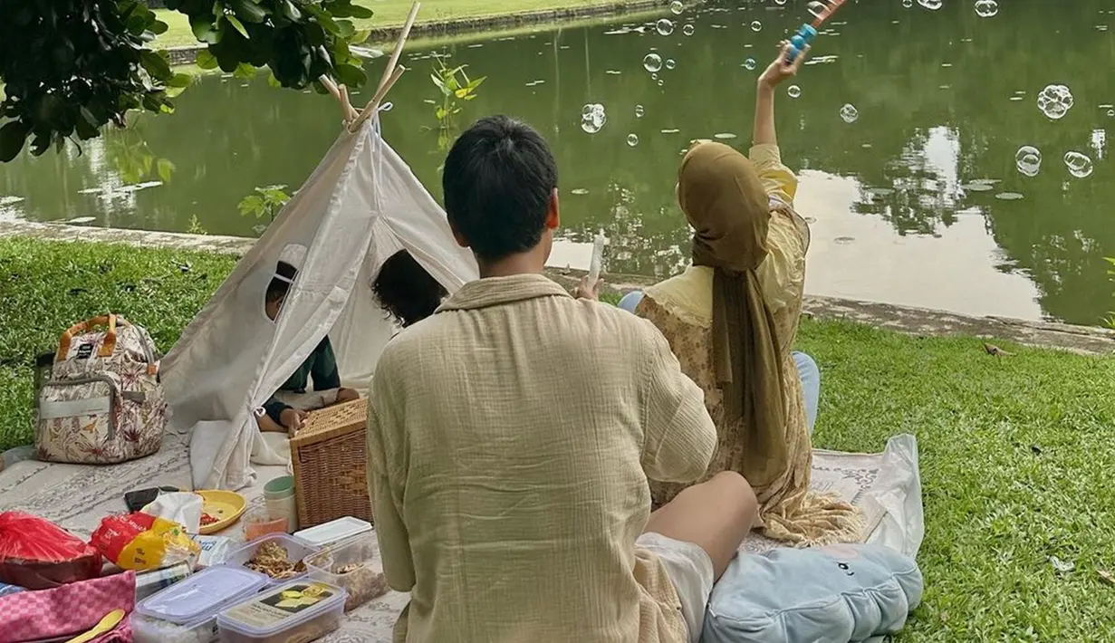 <p>Selama lima tahun pernikahan, rumah tangga Armor Toreador dan Cut Intan Nabila harmonis. Armor pun terlihat sebagai suami yang sayang dengan keluarga kecilnya. Tentunya netizen tak mengira jika Armor melakukan KDRT pada sang istri sejak 2020 atau setahun setelah menikah. Dalam beberapa unggahan Intan, pasangan ini juga sering nikmati liburan bareng. (Liputan6.com/IG/@cut.intannabila)</p>
