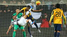 Pemain Juventus, Stefano Sturaro (kiri) berebut bola dengan pemain Verona, Samuel Souprayen, dalam laga Serie A di Stadion Juventus, Turin, (6/1/2016). (AFP/Marco Bertorello)