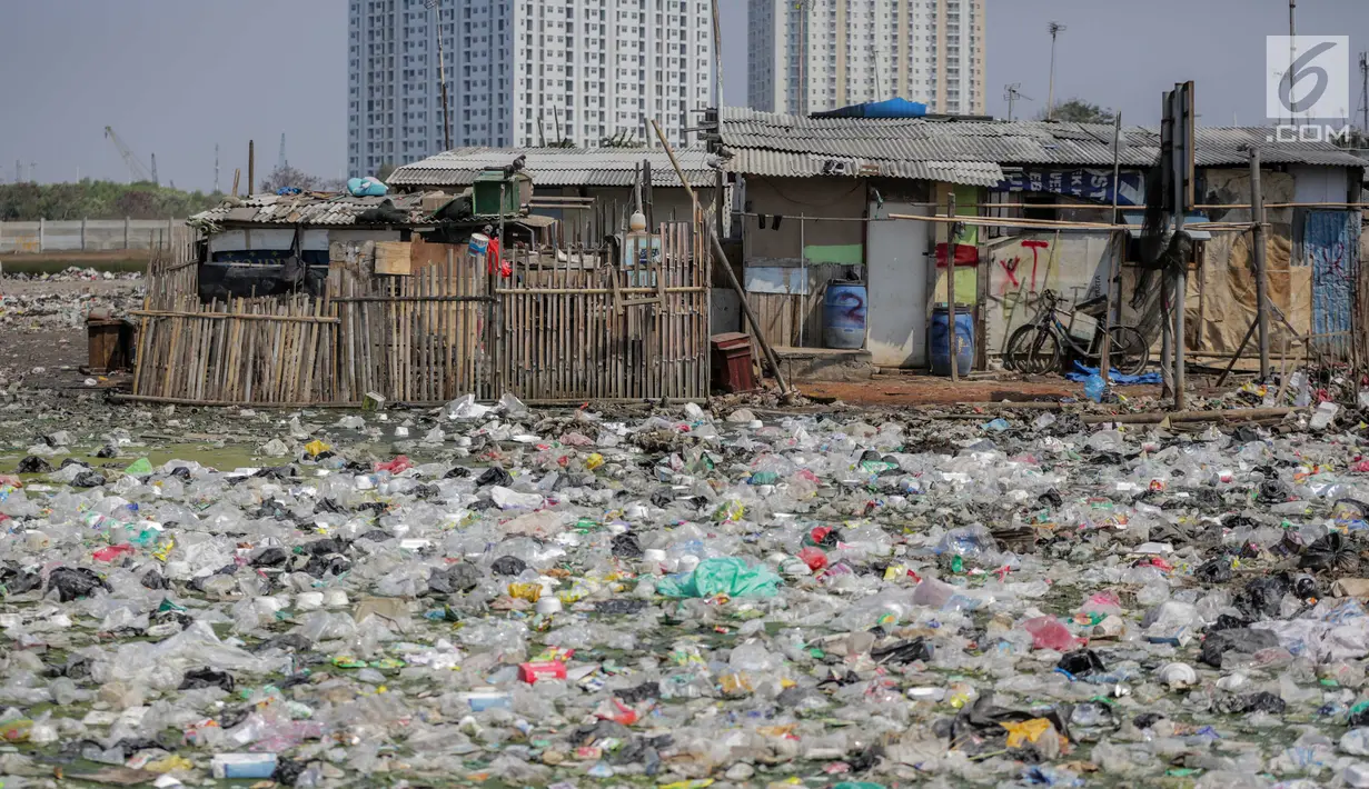 Suasana permukiman kumuh yang berdiri di atas tumpukan sampah di Kampung Bengek, Penjaringan, Jakarta Utara, Selasa (3/9/2019). Permukiman kumuh tersebut berdiri di atas rawa yang membeku karena timbunan sampah plastik, kasur bekas hingga limbah rumah tangga. (Liputan6.com/Faizal Fanani)