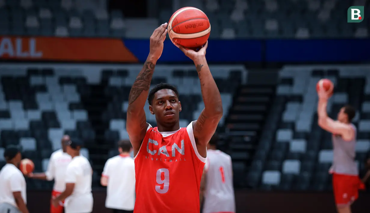 <p>Pebasket Kanada, RJ Barrett (tengah) menembak bola saat melakukan latihan menjelang laga Piala Dunia FIBA 2023 melawan Prancis di Indonesia Arena, Senayan, Jakarta, Kamis (24/08/2023). (Bola.com/Bagaskara Lazuardi)</p>