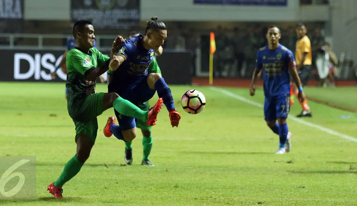 Gelandang Persib, Kim Jeffrey Kurniawan melompat menghindari tekel pemain PS TNI pada lanjutan Liga 1 di Stadion Pakansari, Kab Bogor, Sabtu (22/4). PS TNI bermain imbang Persib 2-2. (Liputan6.com/Helmi Fithriansyah)