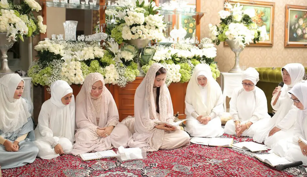 Digelar di kawasan kompleks Bogor Baru, Tegallega, Jawa Barat, Nabila Syakieb dan keluarganya nampak seragam mengenakan baju muslim berwarna pastel dan juga ada yang mengenakan baju muslim berwarna putih. (Ruben Silitonga/Bintang.com)