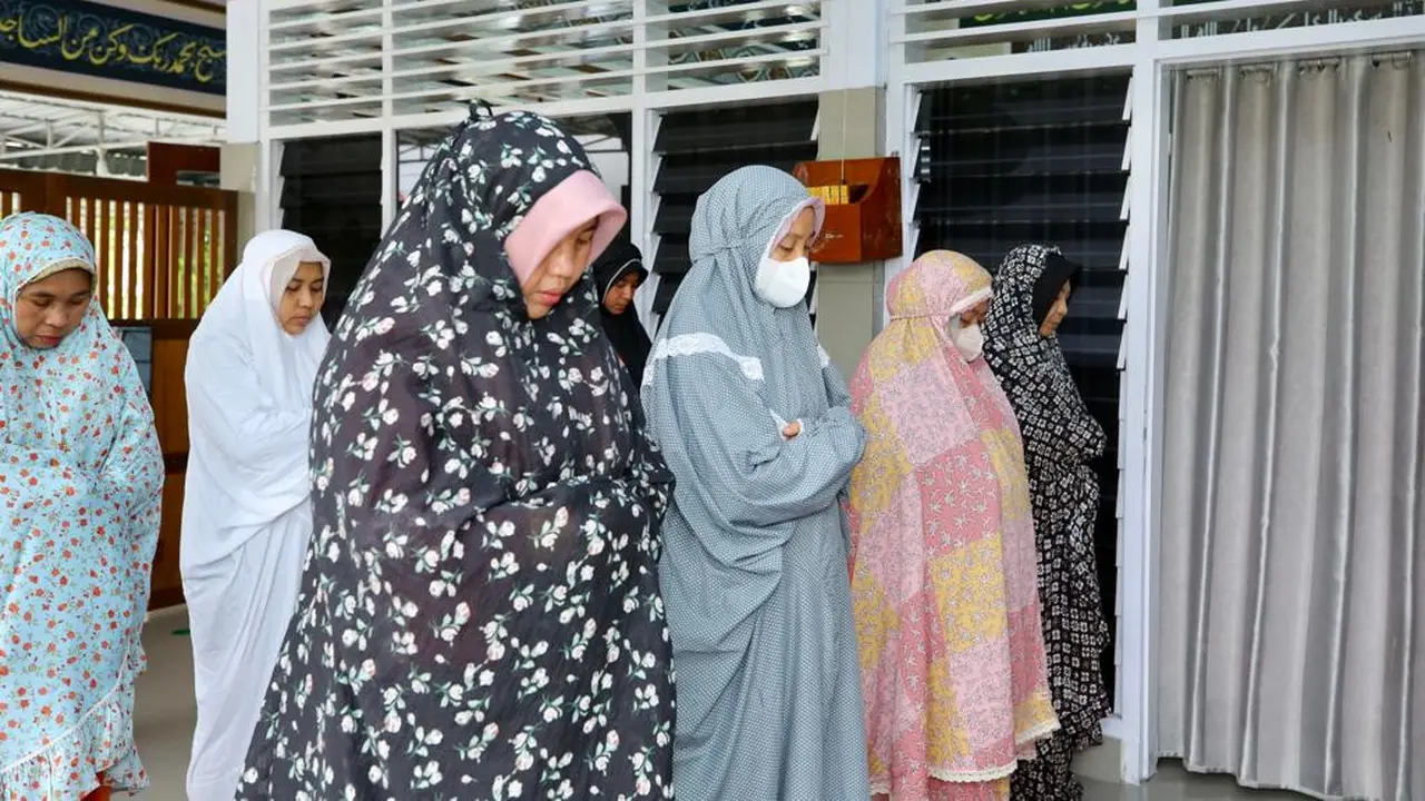 Bupati Banyuwangi Ipuk menggelar salat gaib untuk almarhum Tjahjo Kumolo. (Hermawan/Liputan6.com).