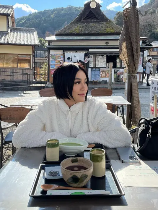 Agnez Mo tampak menikmati suasana musim dingin di Jepang. Ia pun tampil dengan jaket bulu warna putih dengan rambut terbarunya model bob. [@agnezmo]