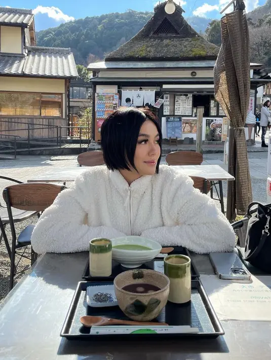 Agnez Mo tampak menikmati suasana musim dingin di Jepang. Ia pun tampil dengan jaket bulu warna putih dengan rambut terbarunya model bob. [@agnezmo]