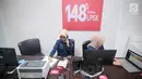 Petugas melayani aduan melalui hotline 148 di gedung Lembaga Perlindungan Saksi dan Korban (LPSK), Jakarta, Kamis (6/9). Saluran "148" bisa dimanfaatkan untuk mengajukan permohonan perlindungan atau sekadar berkonsultasi. (Liputan6.com/Faizal Fanani)