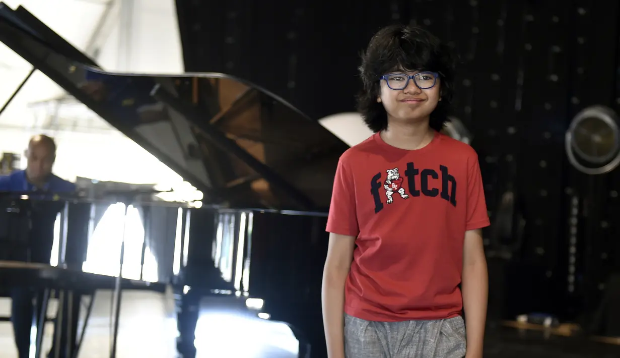 Pianis belia asal Indonesia, Joey Alexander usai latihan piano di Prancis, 10 Agustus 2015. Joey dilahirkan di Bali, 25 Juni 2003, dan sejak tahun lalu menetap di New York untuk mengembangkan bakat dan karirnya di dunia musik.  (AFP PHOTO/PASCAL Pavani)