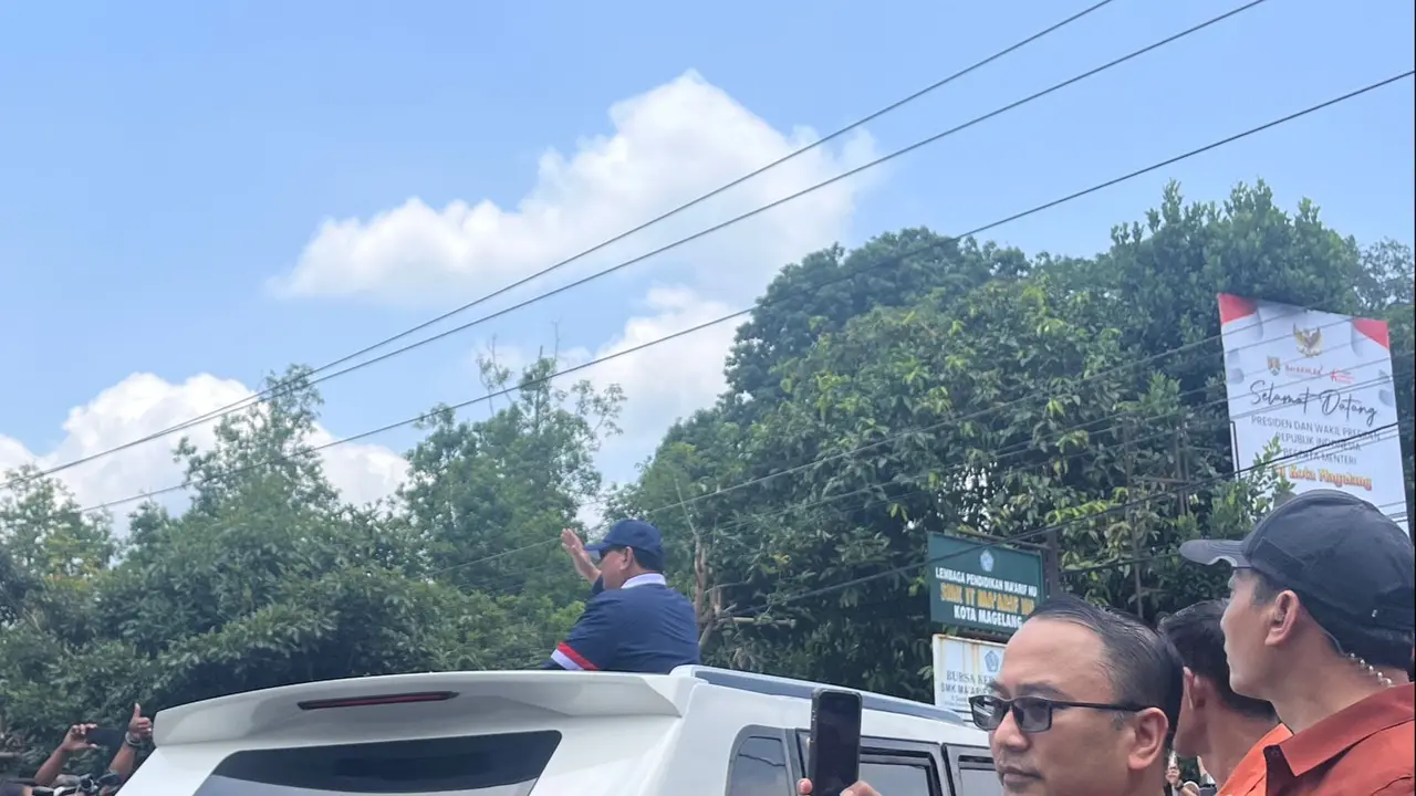 Prabowo keluar dari sunroof mobil Maung Garuda yang membawanya. Dia menyapa dan melambaikan tangan kepada masyarakat di gerbang luar Akmil Magelang, Minggu (27/10/2024).