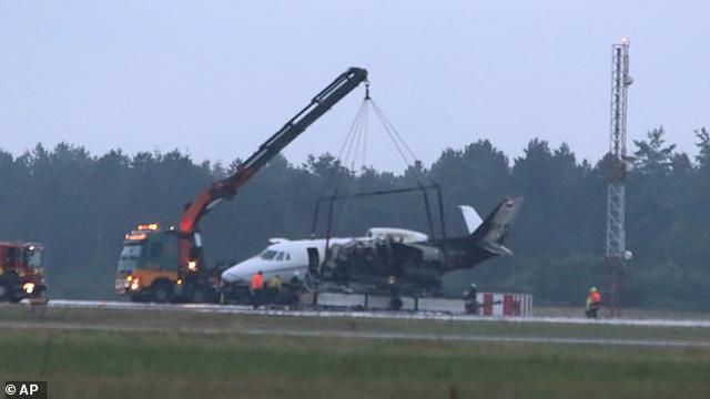 Pesawat jet pribadi yang membawa manajer dan kru penyanyi Pink kecelakaan hingga terbakar saat mendarat di Denmark. (AP)