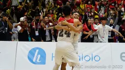 Para pemain Tim Basket Putra Indonesia berselebrasi usai mengalahkan Filipina pada SEA Games 2021 Vietnam di Thanh Tri Sport Information and Culutural Center Gymnasium, Minggu (22/5/2022). Kemenangan Indonesia juga meruntuhkan dominasi Filipina di cabang bola basket putra SEA Games. (NOC Indonesia/MP Media/Iqbal Fauzi)