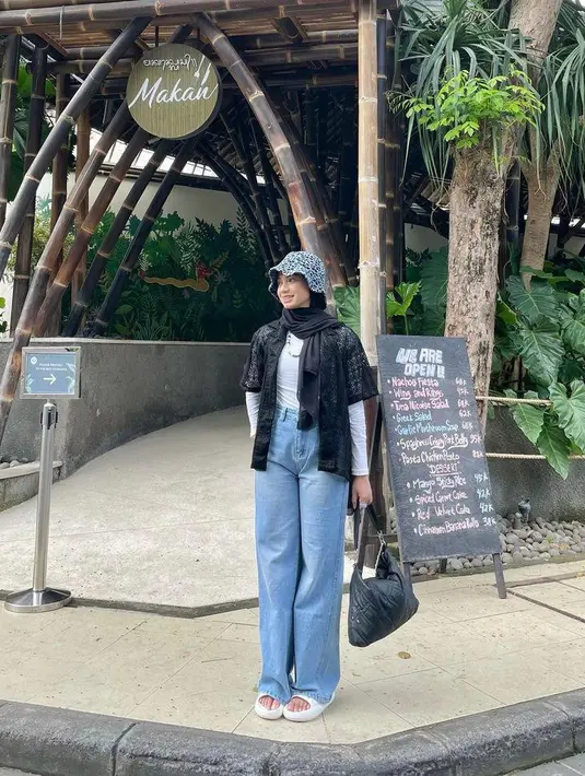 Padukan kemeja lengan pendek dengan manset dan high waist jeans. Kamu juga bisa pakai bucket hat untuk alternatif tampil kece namun tetap memberikan proteksi dari paparan sinar matahari. (Instagram/adiva.selsa).