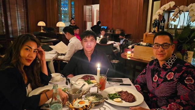 6 Potret Ari Wibowo Rayakan Imlek dengan Keluarga Inge Anugrah, Jaga Komunikasi