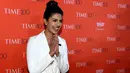Senyum manis Priyanka Chopra  ketika tiba di karpet merah acara Time 100 Gala 2016 di New York, Selasa (26/4). Aktris Bollywood yang tengah berkarier di Hollywood itu tampil dengan riasan minimalis. (TIMOTHY A. CLARY/AFP)