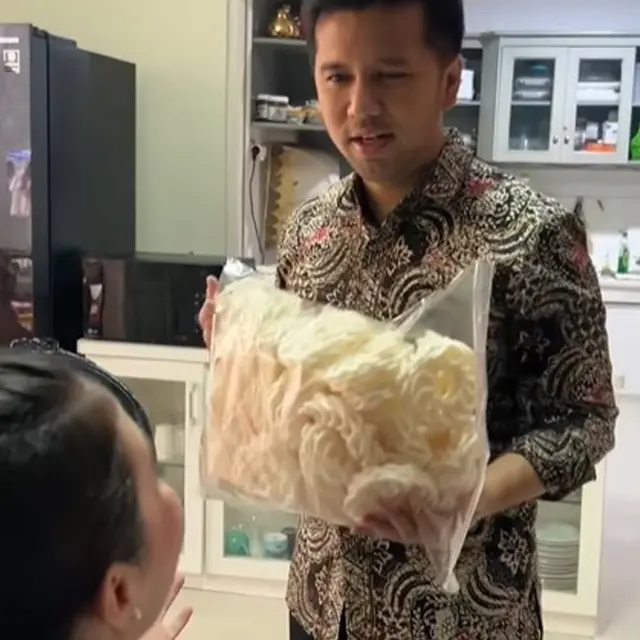 Bukan Buket Bunga, Arumi Bachsin Kegirangan Diberi Kerupuk 1 Plastik oleh Emil Dardak