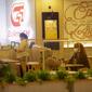 Pengunjung menanti makanan di restoran yang berada di Mal Central Park, Jakarta, Jumat (20/8/2021). Restoran dalam pusat perbelanjaan kini bisa makan di tempat dengan syarat kapasitas maksimal 25 persen, satu meja maksimal dua orang, dan waktu makan maksimal 30 menit. (Liputan6.com/Angga Yuniar)