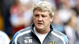 Steve Bruce Wigan Athletic Manager is pictured before the kick off the Barclays Premiership game against Aston Villa at Villa Park in Birmingham, on May 03, 2008. AFP PHOTO/IAN KINGTON