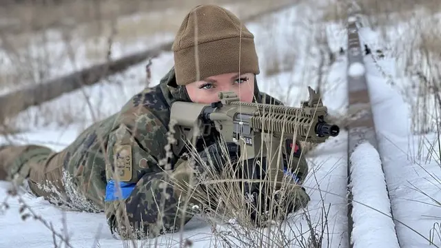 Mantan Miss Ukraina Anastasiia Lenna Ikut Lawan Rusia dan Kerap Foto dengan Senjata di Instagramnya/@@anastasiia.lenna