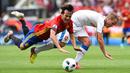 Gelandang Spanyol, David Silva, berteriak saat dijatuhkan bek Republik Ceska, David Limbersky. Pada laga itu wasit hanya mengeluarkan satu buah kartu kuning untuk pemain Republik Ceska. (AFP/Nicolas Tucat)
