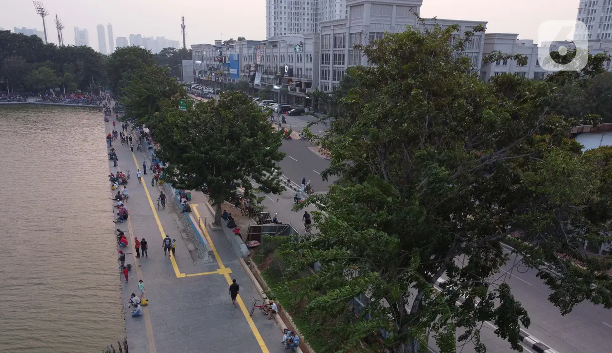Foto udara pedestrian Danau Sunter, Jakarta, Sabtu (27/6/2020). Meski tidak tersedia lajur khusus untuk sepeda, namun pesepeda tetap terlihat melintas di area pedestrian Danau Sunter, Jakarta. (Liputan6.com/Helmi Fithriansyah)