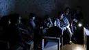 Warga menonton TV Negara saat berkumpul dalam tempat penampungan untuk melindungi diri dari serangan bom di Stepanakert, Republik Nagorno-Karabakh, Azerbaijan, 28 September 2020. Pasukan Armenia dan Azerbaijan bertempur atas wilayah separatis Nagorno-Karabakh. (Armenian Foreign Ministry via AP)