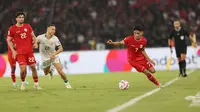 Pemain Timnas Indonesia, Marselino Ferdinan (kanan) menguasai bola di depan pemain Irak, Osama Rashid pada laga Grup F putaran kedua Kualifikasi Piala Dunia 2026 zona Asia di Stadion Utama Gelora Bung Karno (SUGBK), Senayan, Jakarta, Kamis (6/6/2024). (Bola.com/M Iqbal Ichsan)