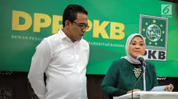 Wakil Ketum Kesra dan Perekonomian DPP PKB, Ida Fauziyah (kanan) dan Ketua bidang Komunikasi dan Informasi Teknologi Ahmad Iman memberi keterangan pers terkait struktur kepengurusan baru Pengurus Pusat PKB tahun 2019 - 2024 di Jakarta, Senin (26/8/2019). (Liputan6.com/Faizal Fanani)