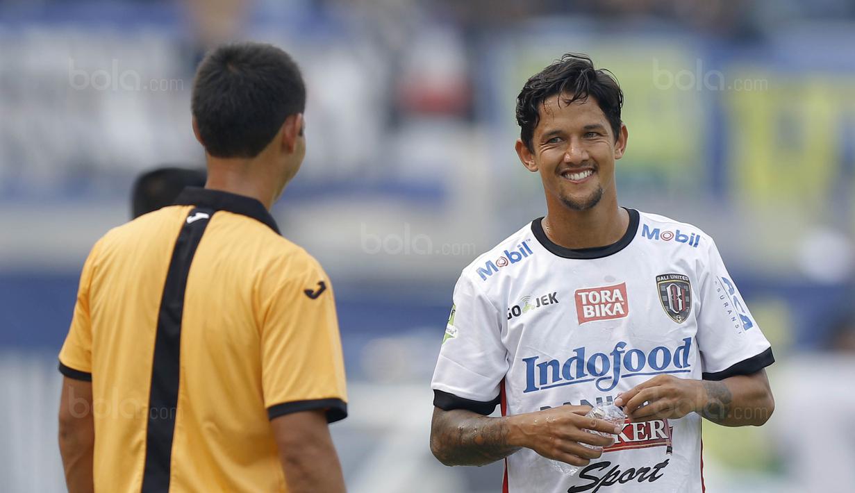 Striker Bali United, Irfan Bachdim, tersenyum saat pertandingan pada laga Liga 1 Indonesia di Stadion Si Jalak Harupat, Bandung, Kamis (21/9/2017). Persib bermain imbang 0-0 dengan Bali United. (Bola.com/M Iqbal Ichsan)