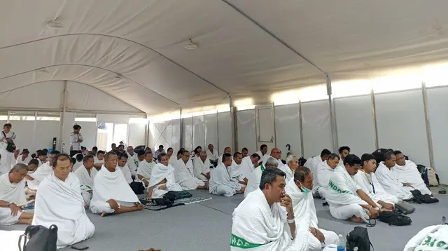 Seluruh jemaah haji, termasuk dari Indonesia hari ini, Sabtu (15/6/2024) melaksanakan wukuf di Arafah. Wukuf merupakan salah satu rangkaian puncak ibadah haji. (Foto: Humas Kemenag)