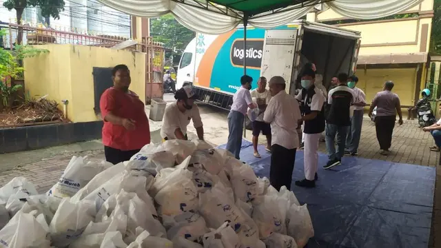 Menteri BUMN Erick Thohir menyiapkan 40 ribu paket sembako untuk pasar murah di Jabodetabek.