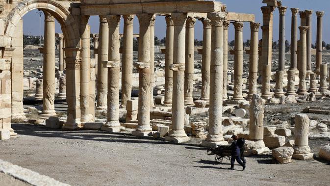 Pemandangan reruntuhan kota kuno Palmyra di Provinsi Homs, Suriah, 7 Februari 2021. Suriah memiliki enam situs yang terdaftar dalam daftar elite warisan dunia UNESCO dan semuanya mengalami kerusakan dalam perang 10 tahun. (LOUAI BESHARA/AFP)