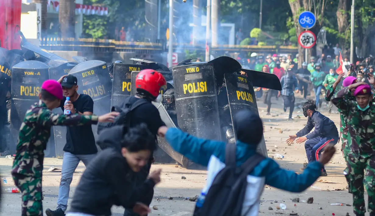 Massa juga melakukan pelemparan batu ke arah Mako Korps Brimob Polda Metro Jaya di kawasan Kwitang, Jakarta Pusat. (merdeka.com/Arie Basuki)