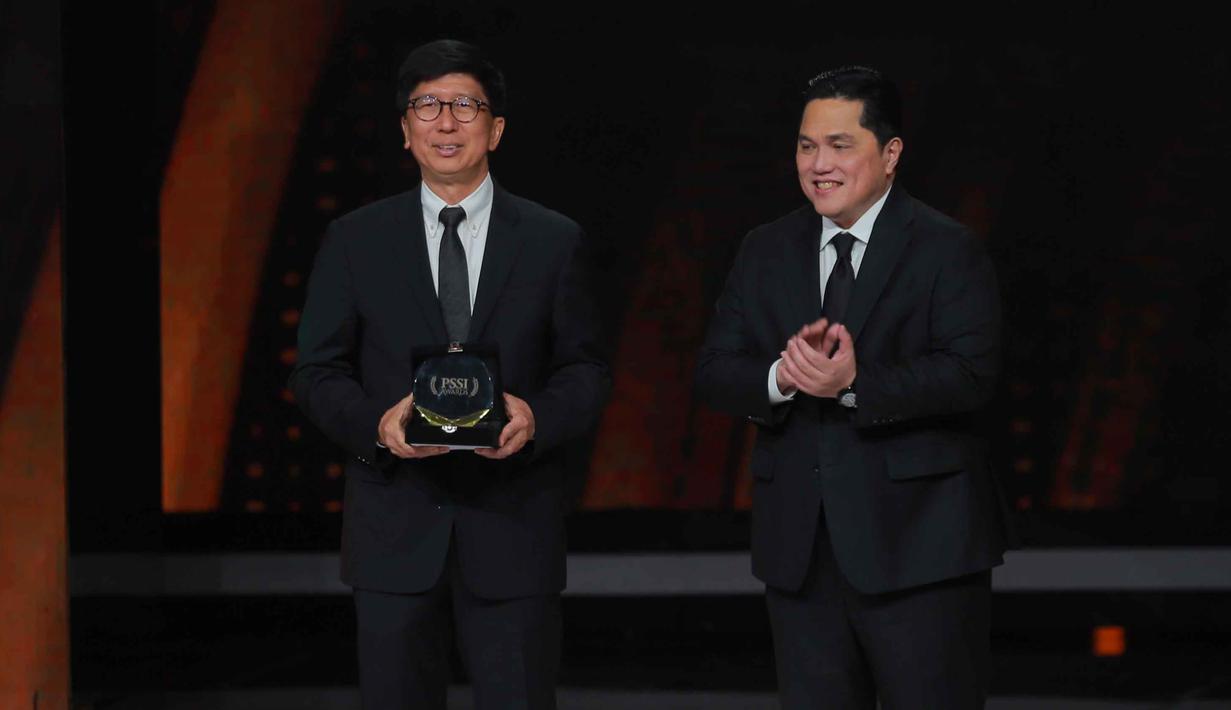 Token Appreciation untuk Emtek Group diserahkan langsung Ketua Umum Persatuan Sepak Bola Seluruh Indonesia (PSSI), Erick Thohir, kepada Managing Director Emtek Group, Sutanto Hartono. Tampak dalam foto, Managing Director Emtek Group, Sutanto Hartono (kiri) saat menerima Token Appreciation sebagai Official Broadcaster PSSI Awards dari Ketua Umum Persatuan Sepak Bola Seluruh Indonesia (PSSI), Erick Thohir, pada malam PSSI Awards 2026 di Studio 6 Emtek City, Jakarta, Sabtu (Sabtu (28/3/2026) malam WIB. (Bola.com/Bagaskara Lazuardi)