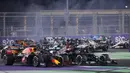 Pembalap Red Bull Max Verstappen (kiri) dan pembalap Mercedes Lewis Hamilton beraksi pada F1 GP Arab Saudi di Jeddah, Minggu, 5 Desember 2021. Kemenangan Lewis Hamilton membuatnya kini menyamai poin Max Verstappen di klasemen F1, yakni 369,5 poin. (AP Photo/Amr Nabil)