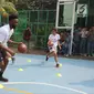 Pemain NBA dari Boston Celtics, Jaylen Brown memberi coaching clinics untuk siswa-siswi di SMAN 82 Jakarta, Kamis (26/7). Para siswa mendapat pelajaran tentang sportivitas, kerja sama tim, sikap positif, dan saling menghargai. (Liputan6.com/Arya Manggala)