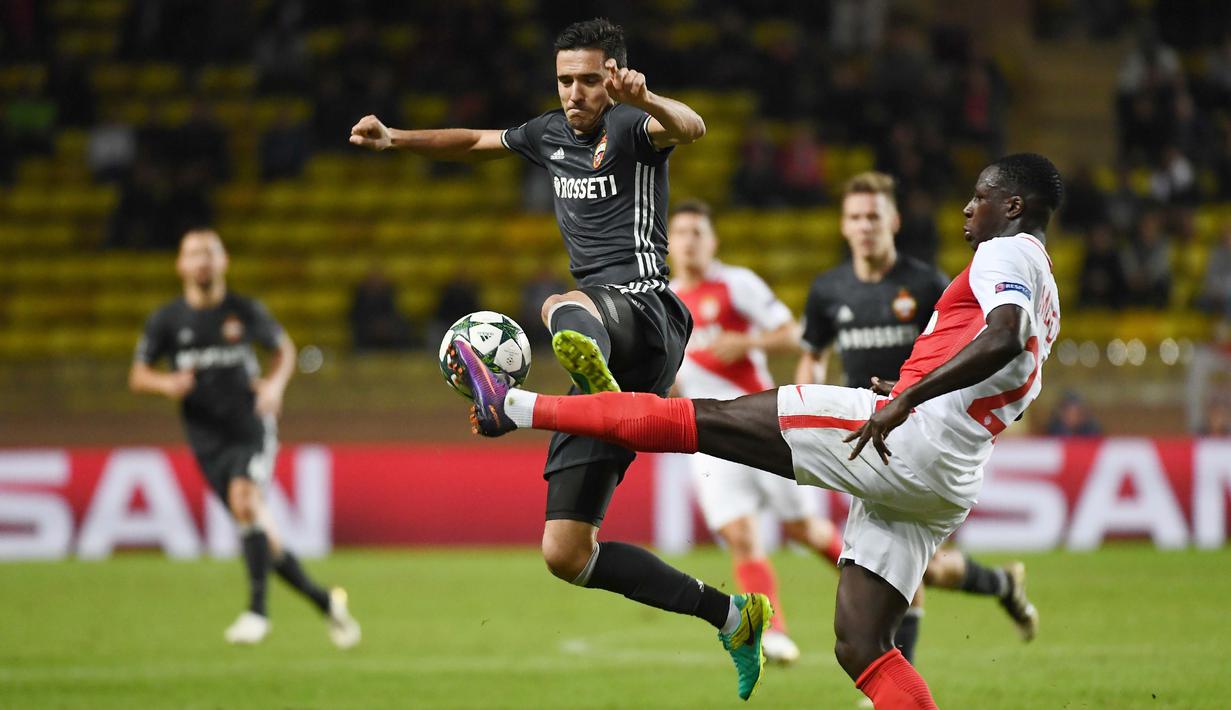 Pemain CSKA Moscow, Aleksei Ionov (kiri) mencoba merebut bola dari kaki pemain AS Monaco, Benjamin Mendy pada laga grup E Liga Champions di Louis II Stadium, Monaco (2/11/2016). Monaco menang 3-0. (AFP/Anna-Chritine Poujoulat)