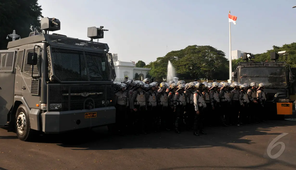 Beberapa kendaraan taktis tampak sudah ditempatkan di depan Istana Presiden, Jakarta, (20/5/2015). Penjagaan ini sebagai antisipasi terjadinya kerusuhan aksi mahasiswa saat memperingati Harkitnas. (Liputan6.com/JohanTallo)