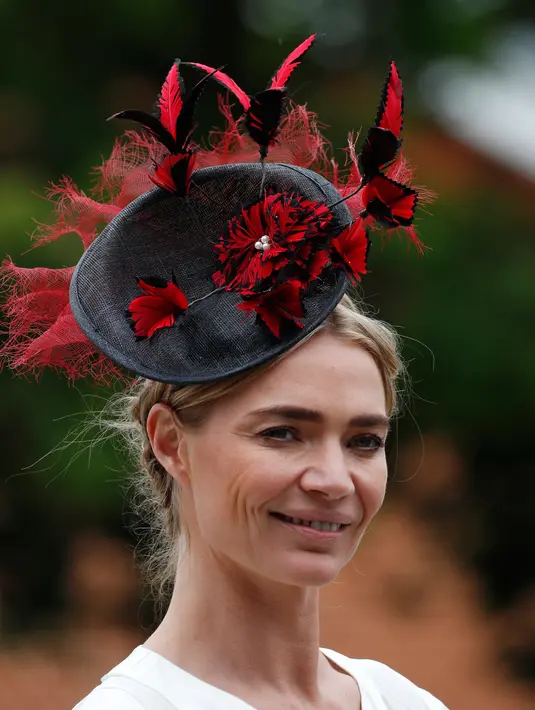 Model fashion Jodie Kidd berpose dengan topi atau fascinator unik bermotif bulu saat menghadiri ajang pacuan kuda Royal Ascot di Ascot, Inggris, Selasa (18/6/2019). Royal Ascot menjadi ajang bagi wanita Inggris untuk tampil dengan fascinator unik. (AP Photo/Alastair Grant)