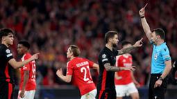 Sejak menit ke-22, Barcelona harus bermain dengan10 orang usai Pau Cubarsi mendapat kartu merah karena melakukan pelanggaran terhadap Vangelis Pavlidis. (FILIPE AMORIM/AFP)