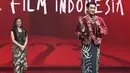 Reza pun memilih memadukan atasan tersebut dengan alas kaki sepatu boots hitamnya. [@frankanadiemakarim]