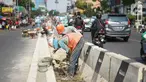 Pekerja menyelesaikan pembuatan separator jalan di kawasan Pasar Minggu, Jakarta Selatan, Rabu (23/10/2019). Pembuatan separator permanen tersebut merupakan bagian dari penataan kawasan Pasar Minggu agar lebih tertata dengan rapi. (Liputan6.com/Immanuel Antonius)